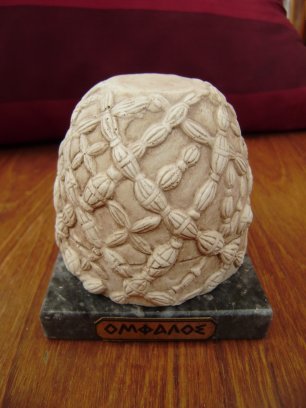 De replica van de Omphalos die ik gisteren in Delphi bij een souvenirwinkel kocht