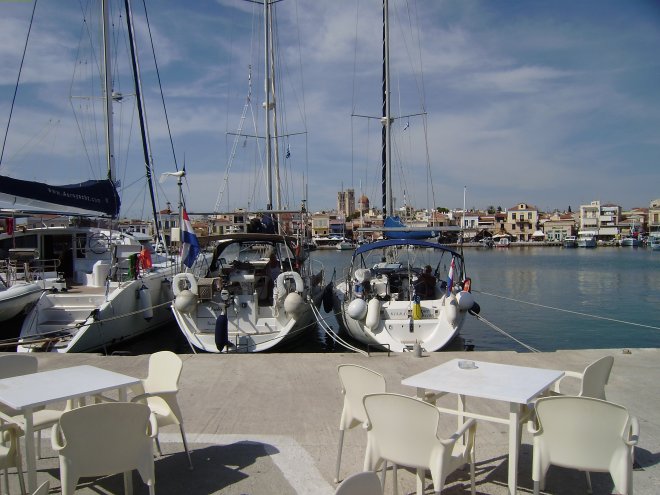 Dulce (midden) en Kiara aan de kade in Aegina