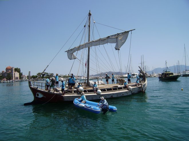 Turkse studenten arriveren met een oud-Griekse trireme (?)