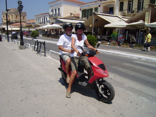 Op de scooter rijden we het eiland Aegina rond