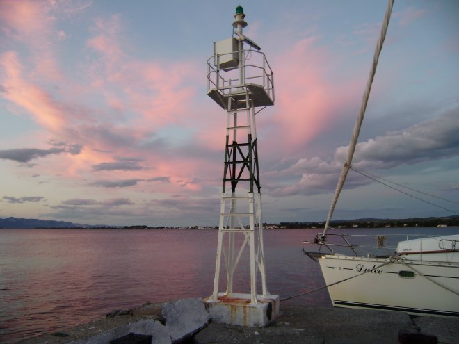 Dulce in het avondrood aan de kop van het havenhoofd van Pyrgos