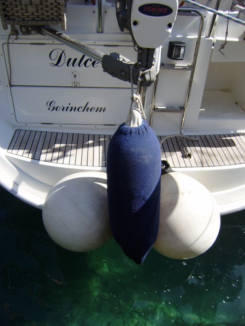 De sterke zuiging, die ontstaat als een veerboot de havenkom invaart, dreigt ons tegen de kade te kwakken. Vandaar deze constructie. Waar doet het beeld toch aan denken?