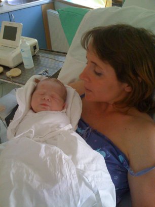 Schoondochter Kate met Ans´ vijfde kleinkind, Caelan