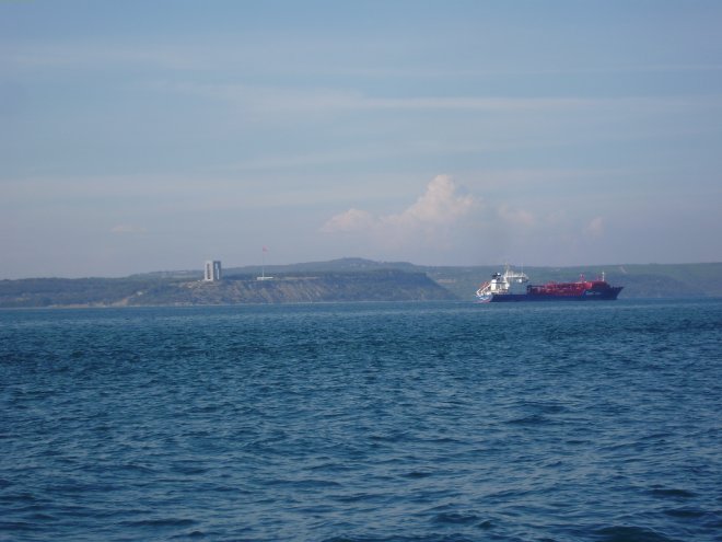 Invaart van de Dardanellen met links het Turkse monument voor de gevallenen in de Slag van Gallipoli
