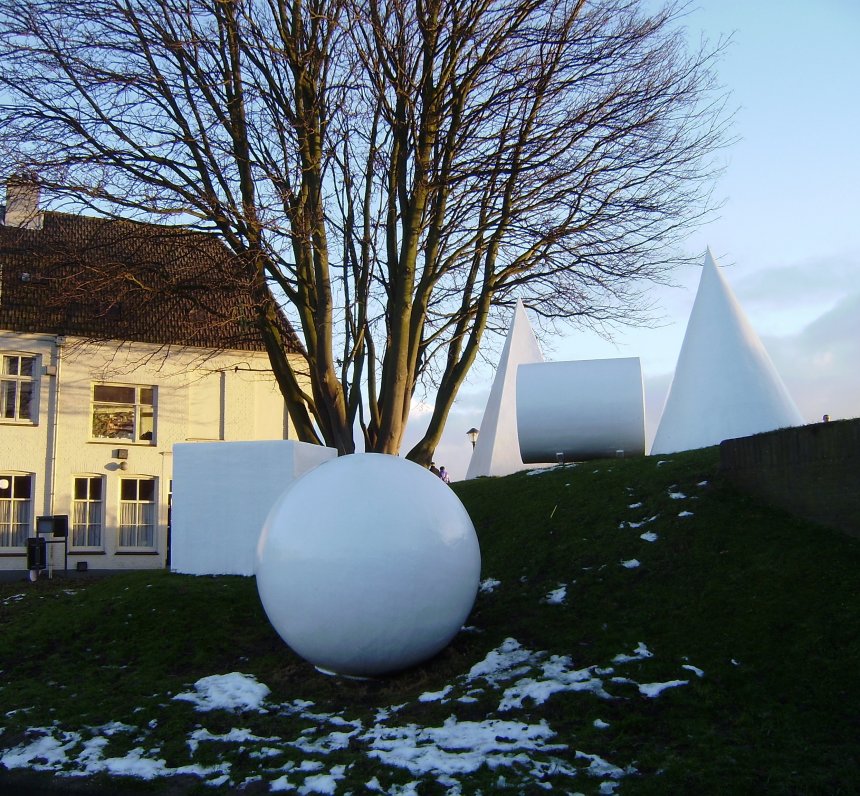 Ons uitzicht uit het raam op het oosten. Het kunstwerk `Geometrie in het landschap` van de Poolse kunstenaar Ryszard Winiarski aan de andere kant van de sluis