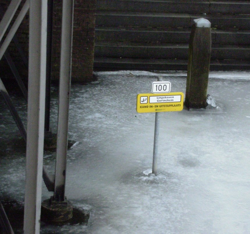 Direct beneden ons huis is in de haven een kano-aanlegplaats van de gemeente. Er ligt nog ijs in de haven