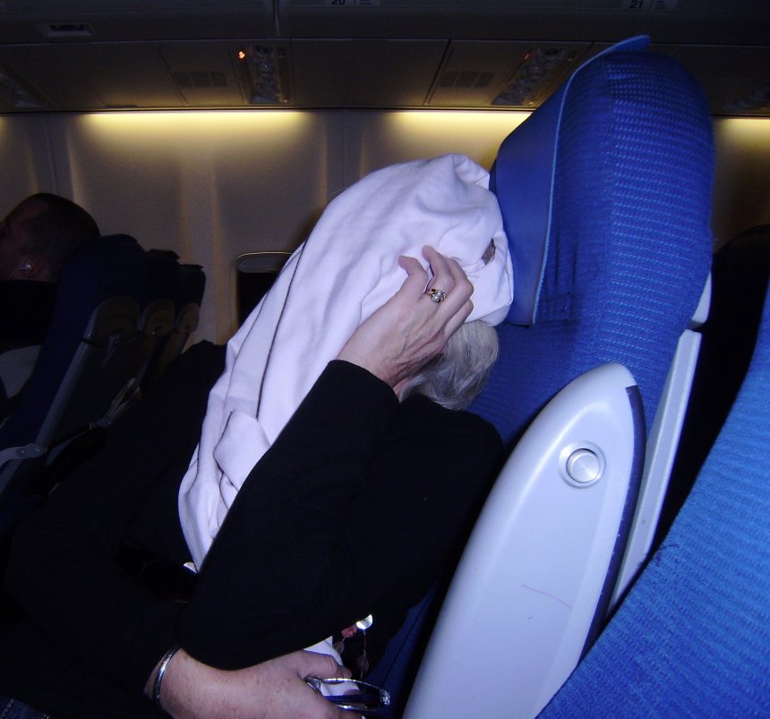 Deze sluimerende moslima naast me in het vliegtuig is mijn eigen Ans