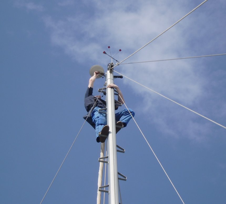 Fons vervangt de oude Renaud-schotelantenne door de nieuwe