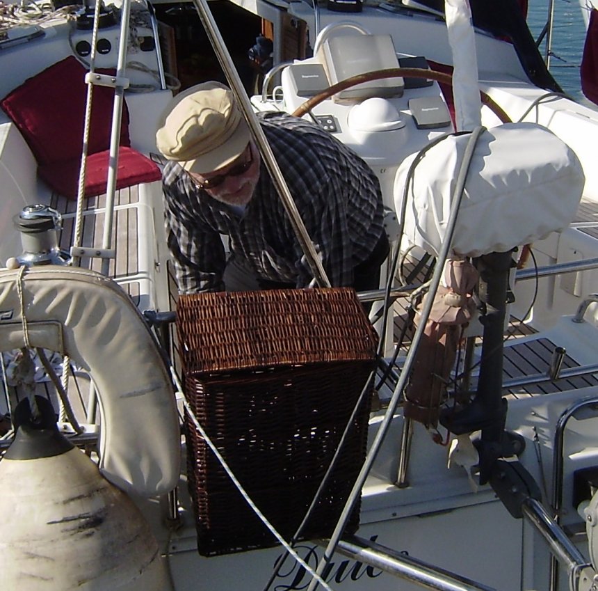 Ik maak de nieuwe schoenenmand aan de hekstoel vast
