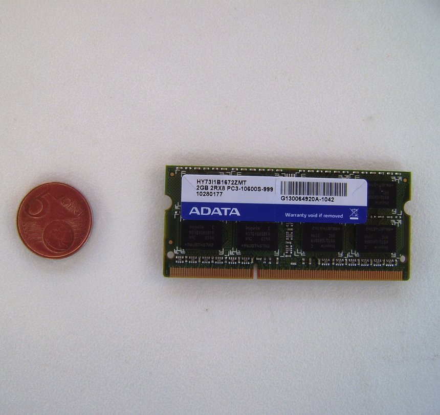 De kapotte printkaart met een rijtje microchips uit het processorgeheugen van mijn nieuwe MSI-laptop. Ter vergelijking ligt er een 5-eurocent muntstuk naast