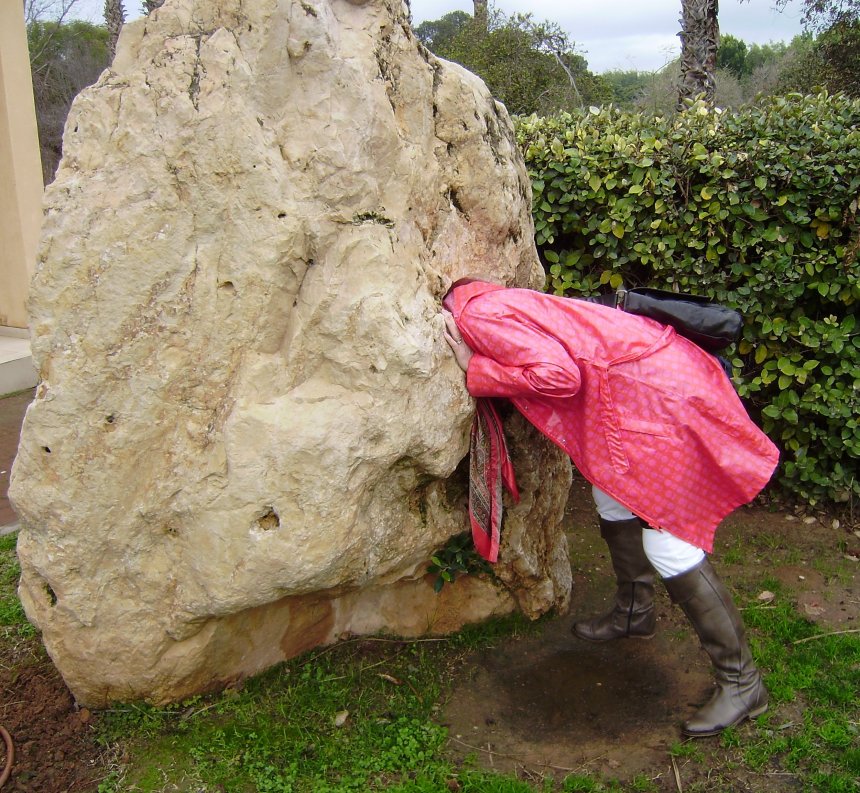 Rehovot. Op het Weizmann Institute of Science steekt Ans haar hoofd in een echoënd rotsblok