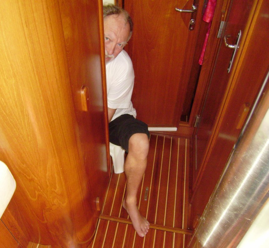 Bezig met de reparatie van het voorste toiletje