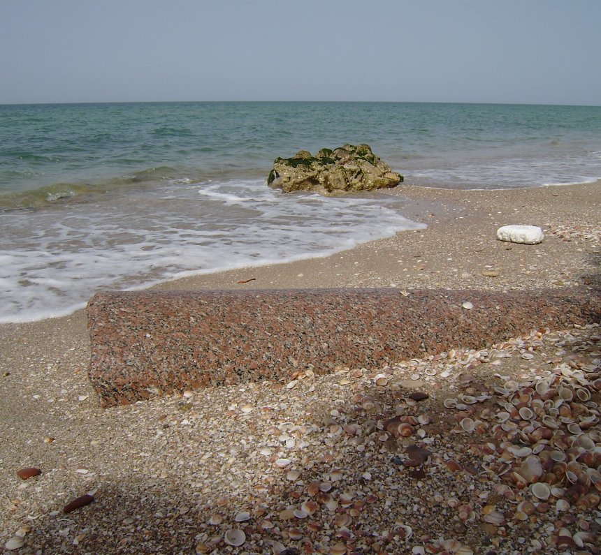 Een van de Romeins-Byzantijnse zuilen op het strand bij het oude Ashqelon