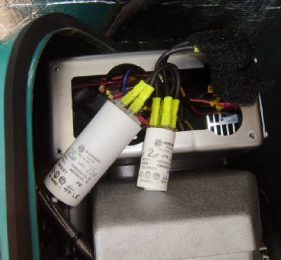 De drie condensators van de dieselgenerator (rechtsboven nr. 3, zit ingepakt) De middelste heb ik er vandaag bij gezet.