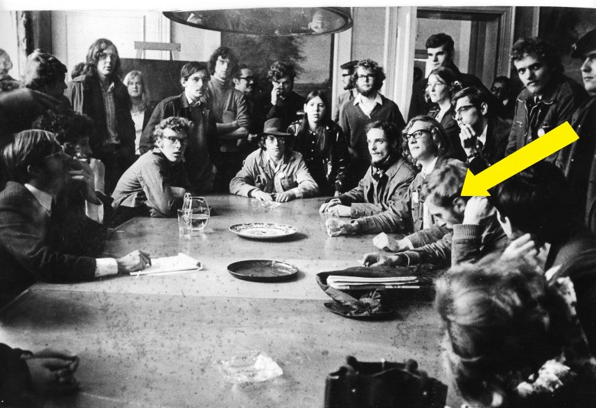 Bezetting door Utrechtse studenten van het bestuursbureau van de universiteit aan de Kromme nieuwe Gracht, circa 1970, Bij de pijl zit ikzelf, krabbend op mijn achterhoofd