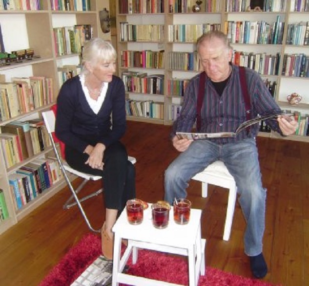 Herman Ursinus op bezoek. Hij bekijkt in de folders onze meubels die - gelukkig - morgen bezorgd zullen worden