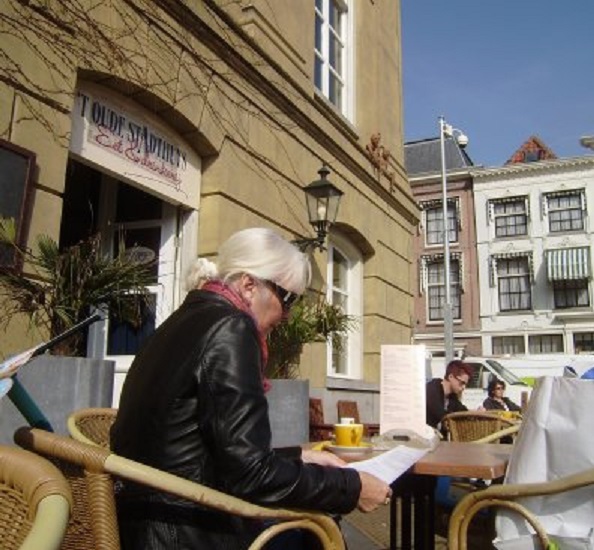In de lentezon op het terras voor het Gorcums Museum. Let op de richel rechsboven! Daar zitten sinds 1999 twee mannetjes