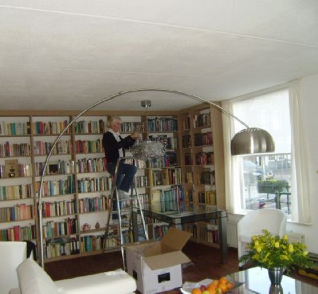 Ans verwijdert de plastic verpakking van 40 lampjes van het inktvis-vormig lichtarmatuur boven onze eettafel