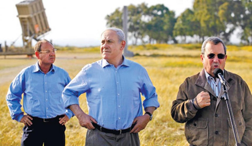 PM Netanyahu (midden) en defensie-minister Barak (aan de microfoon) waren hier gisteren. Rechts de burgemeester van Ashkelon Benny Vaknin. Links op de achtergrond de Iron Dome batterij bij Ashkelon (foto Haäretz)