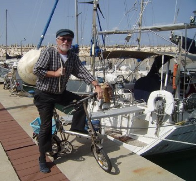 Met de fiets naar het werfje om een fender op spanning te laten brengen