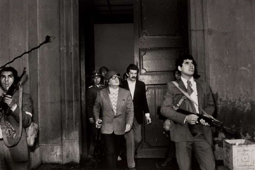 Een foto die de wereld over ging. Santiago de Cili, 11 september 1973. President Salvador Allende verdedigt met een paar getrouwen het presidentieel paleis La Moneda tegen het leger onder leiding van generaal Augusto Pinochet