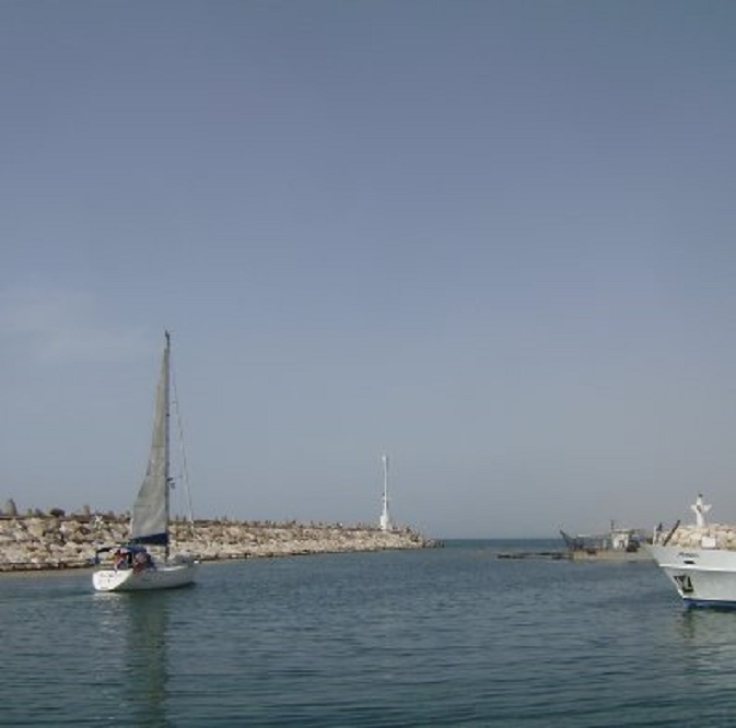 Kiara vaart door de smalle geul de haven van Ashkelon uit, op weg naar Cyprus