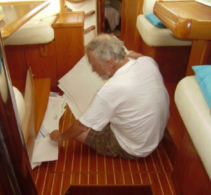 Uit de bergruimte onder de poot van de kajuittafel zoek ik de zeekaarten voor de Rode Zee uit.