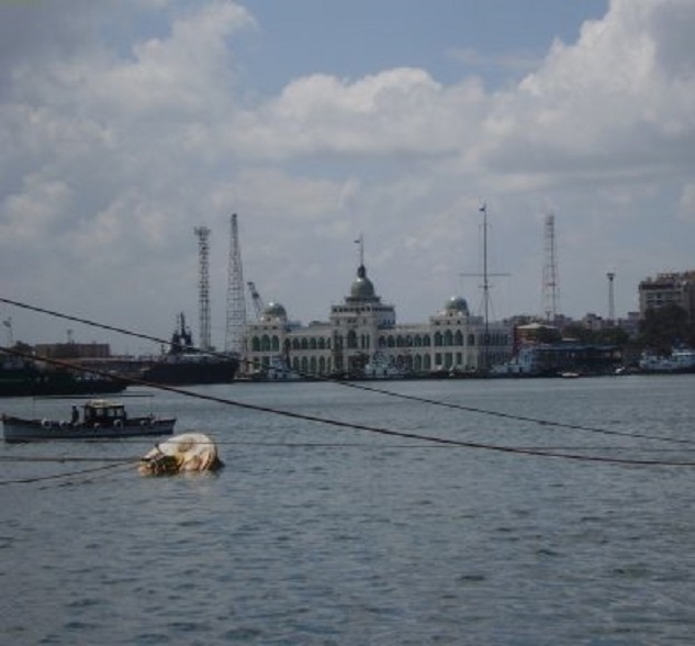 Het klassieke gebouw van de Suez Canal Authority in Port Saïd, gefotografeerd vanaf ons voordek, in Port Fouad Yacht Centre