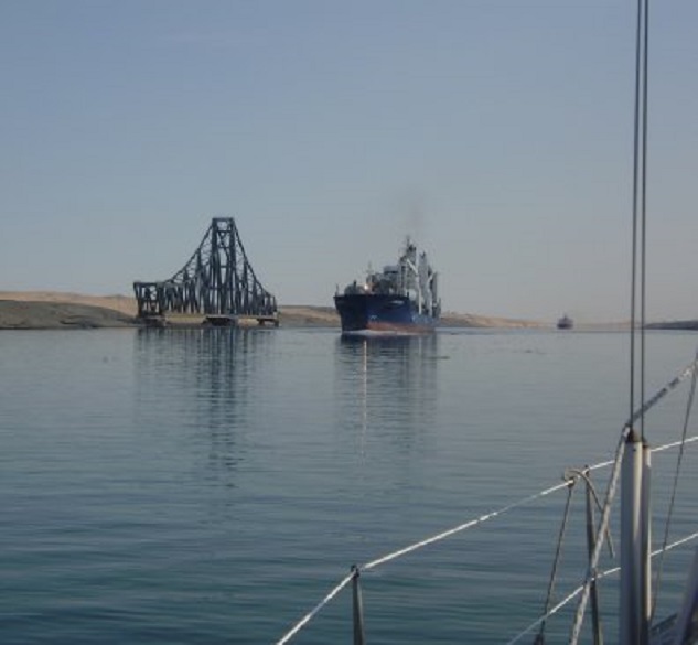 Het Suezkanaal bij de draaibare spoorbrug van El Firdan