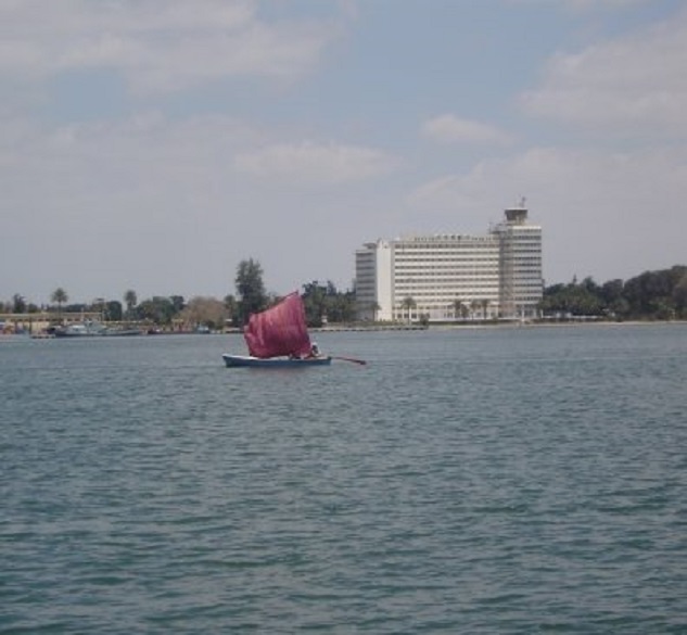 Traditionele felouk op het Timsah Meer bij Ismailia
