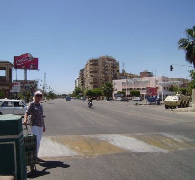 Bij de haven in Suez. Merk de pantserwagen rechts op