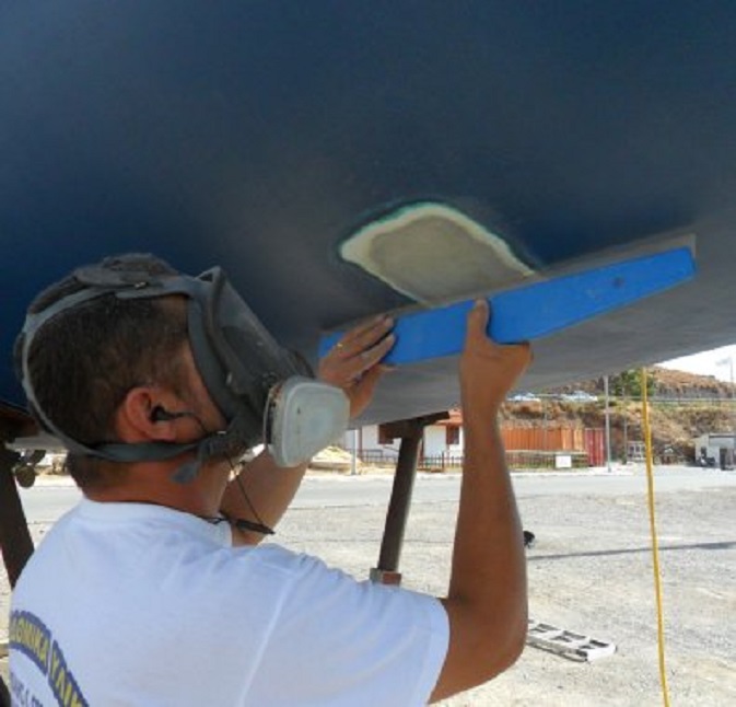 Kostas controleert of de glasvezelmatjes voldoende vlak zijn