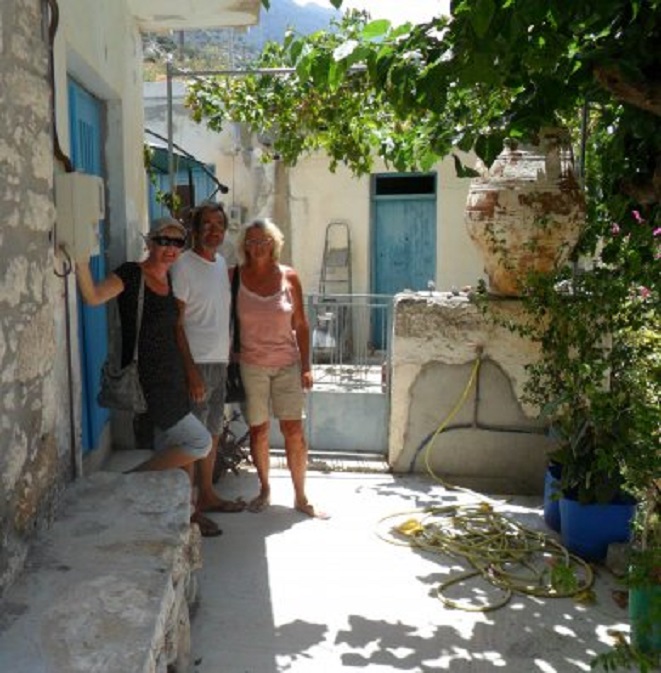Ans met Chris & Pauline voor hun huis in Kavousi