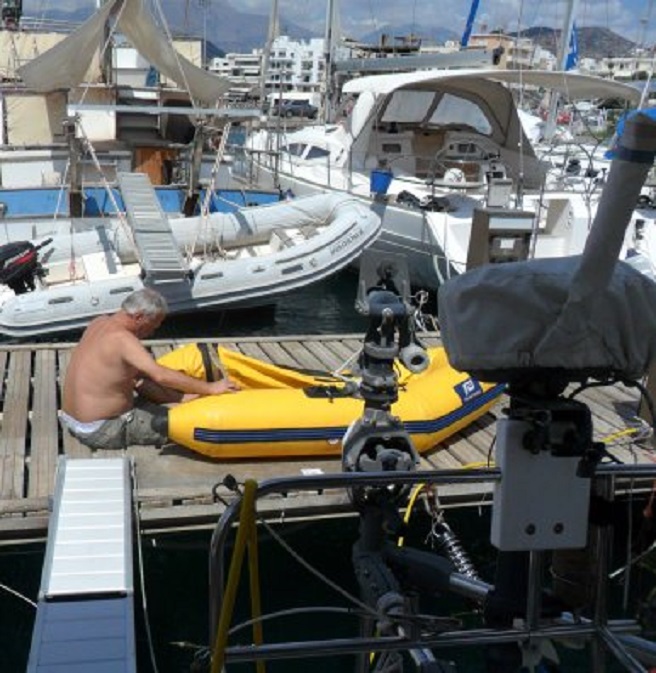 Het lijmen van de achterkant van ons oude bijbootje