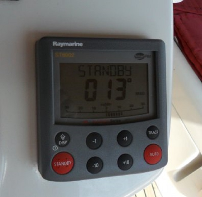 Display van de nieuwe stuurautomaat. De streepjes van de roerstandaanwijzer staan aan de goede kant (rechtsonder)