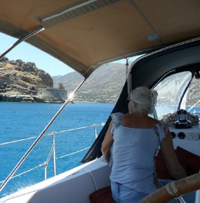 We passeren het vroegere melaatseneiland Spinalonga