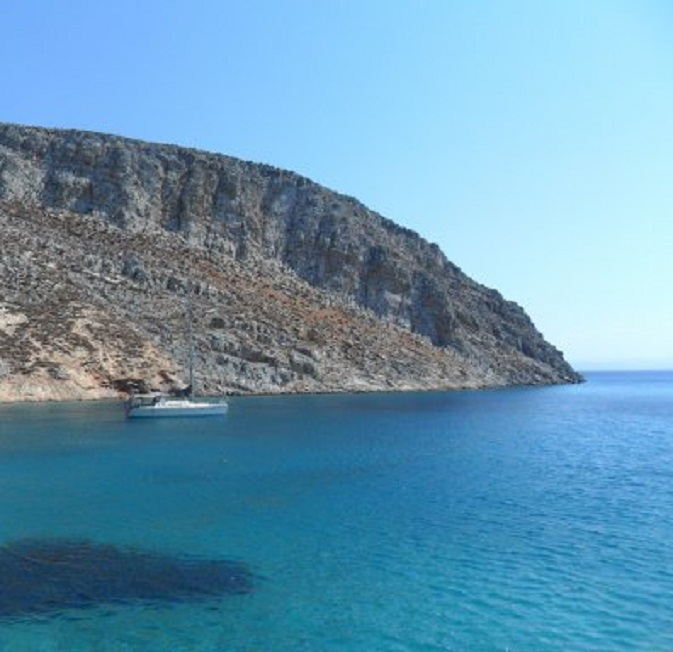 Dulce voor anker in een baai van het eilandje Dhia