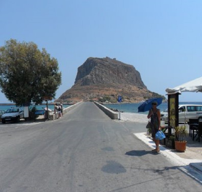 Ans voor de dam die naar het semi-Gibraltar Monemvasía leidt