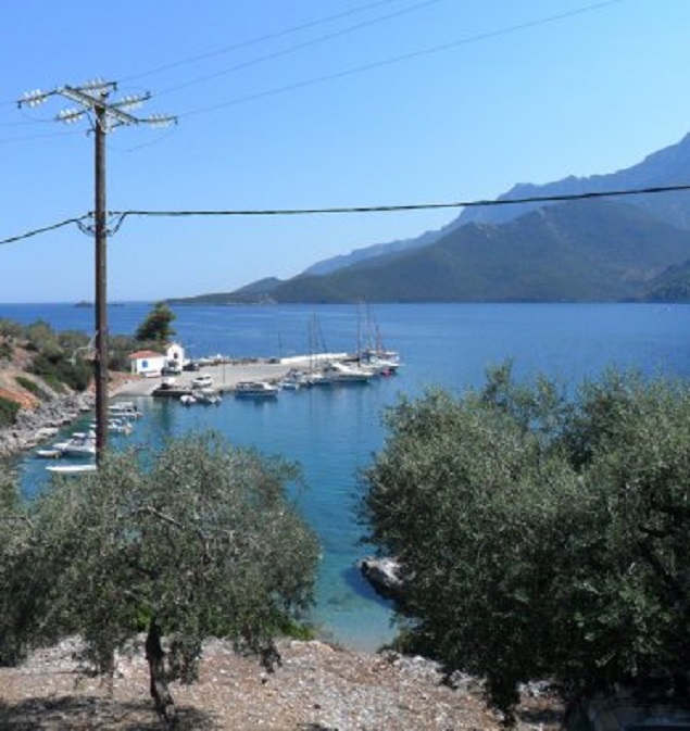 Kyparíssi, noordelijke kade. Dulce ligt tussen de bootjes rechts