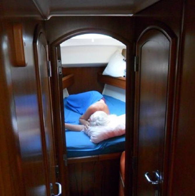 We slapen voor de koelte in de voorhut