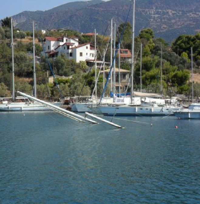 Trizónia. De gezonken tweemaster ligt nog steeds midden in de haven