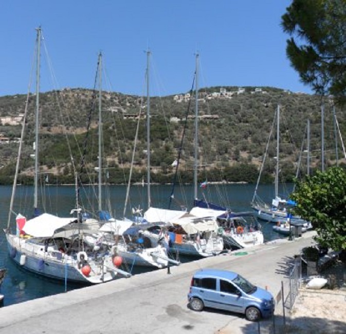 Dulce (l) en Kiara aan de kade in Sivota