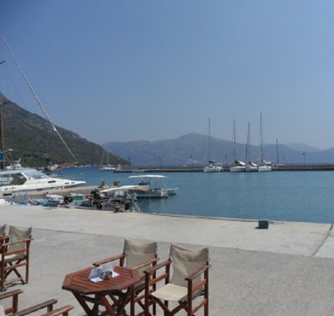 Kálamos. Dulce (2e van links en Kiara (3e) aan de kade. Vanmiddag zal de haven weer vol liggen