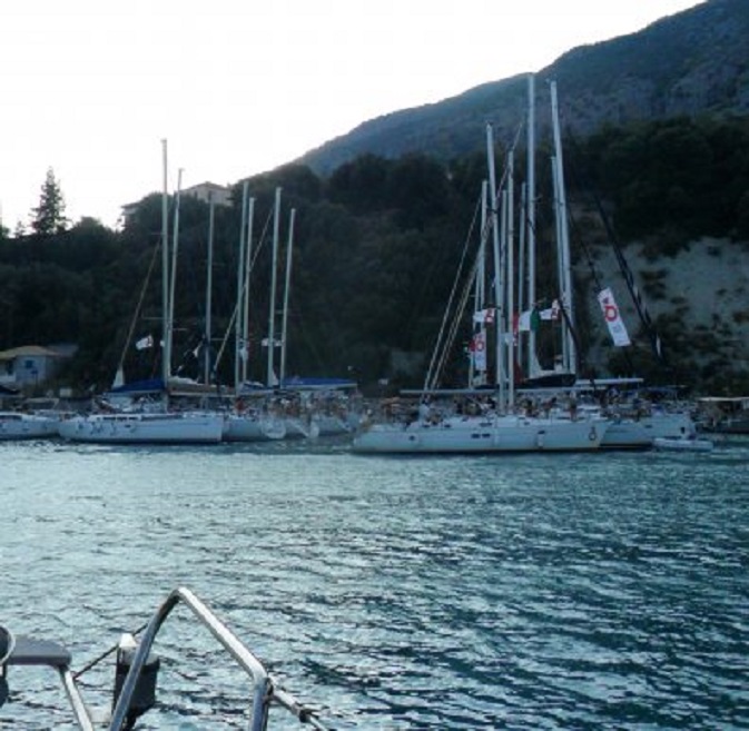 De opeengepakte charterjachten tegenover ons