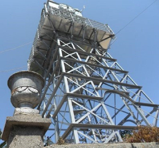De gietijzeren klokkentoren bij de St Minas kerk in Levkas
