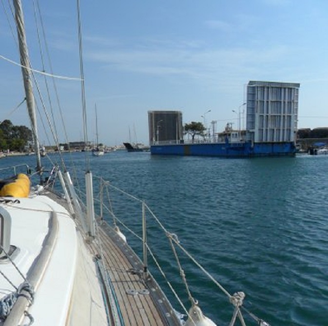 We naderen de geopende brug in het kanaal van Levkas