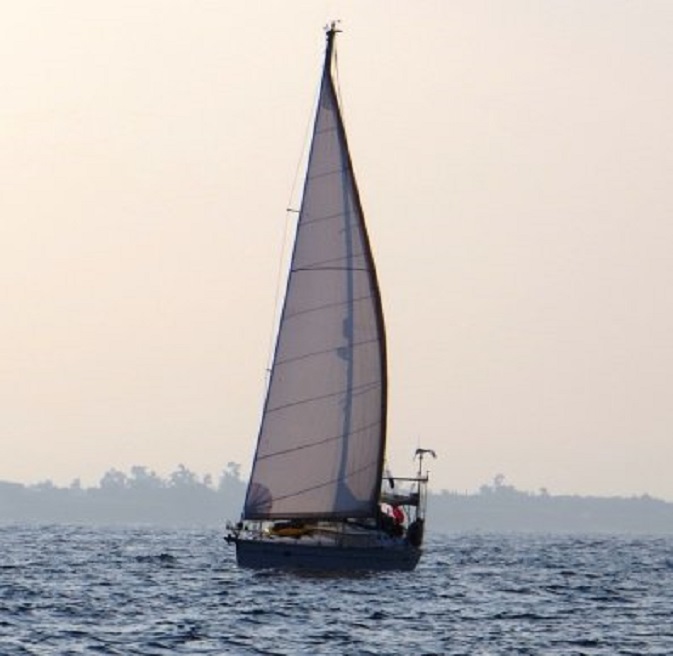 Dulce zeilend op de genua voor het Grieke vasteland (foto Diana de Leeuw)