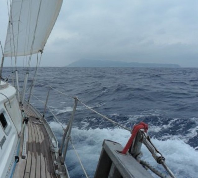 Kijk goed, in de verte ligt het eilandje Orthonoi