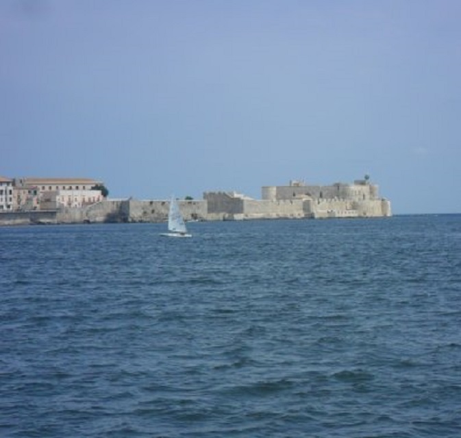 Syracuse. Foto van de burcht op de punt van het schiereiland, waarop het oude Syracuse ligt. Genomen vanaf onze ankerplaats.
