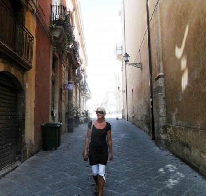 Syracuse. Op de achtergrond het Piazza di Duomo